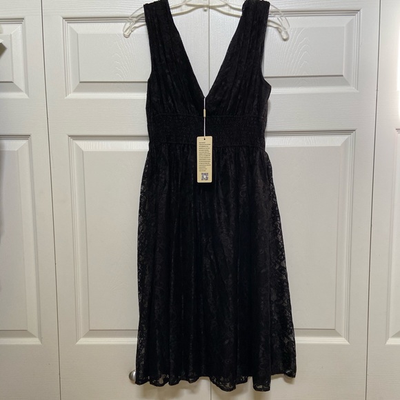 🆕GORGEOUS LACE DRESS TO WEAR YEAR ROUND. SIZE 8. GOING TO LOVE THIS DRESS. - Picture 5 of 6